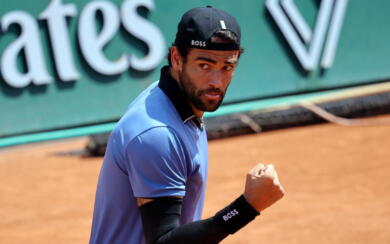 Tennis, impresa Berrettini a Parigi: annulla due match point e conquista gli ottavi