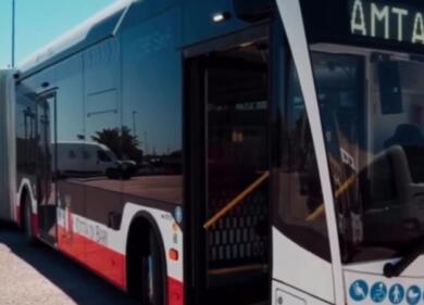 Bari, l’assessore Scaramuzzi svela i 42 nuovi bus del Brt: «Più sicuri e tecnologici» – VIDEO