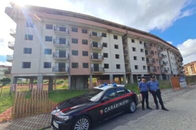 Giallo nel Napoletano, cadaveri di due donne trovati in un cantiere edile: un uomo in caserma