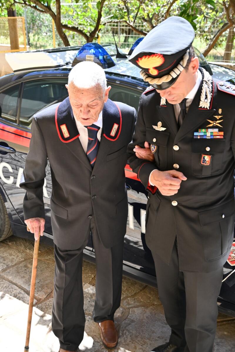 Galatina, l’Arma in festa per i 101 anni dell’appuntato Angelo Greco: «Una vita in prima linea» Galatina, l’Arma in festa per i 101 anni dell’appuntato Angelo Greco: «Una vita in prima linea»