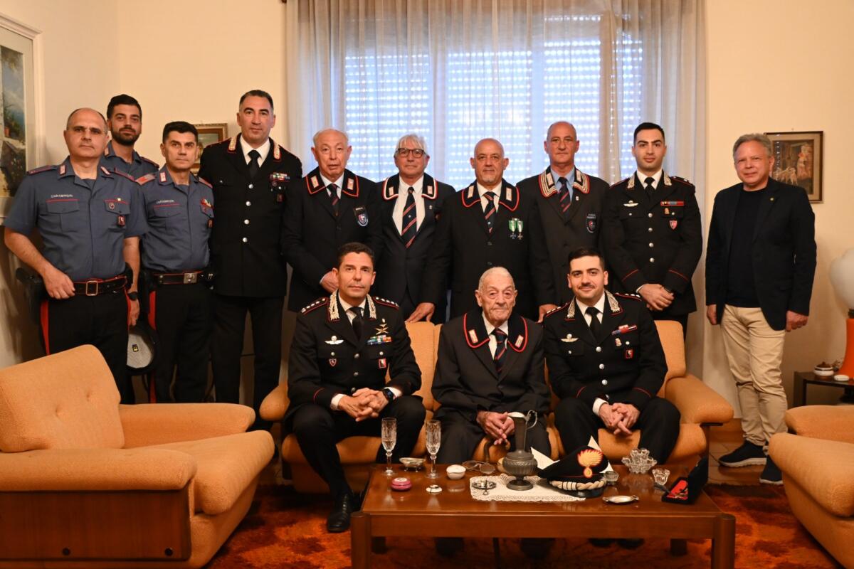Galatina, l’Arma in festa per i 101 anni dell’appuntato Angelo Greco: «Una vita in prima linea» Galatina, l’Arma in festa per i 101 anni dell’appuntato Angelo Greco: «Una vita in prima linea»