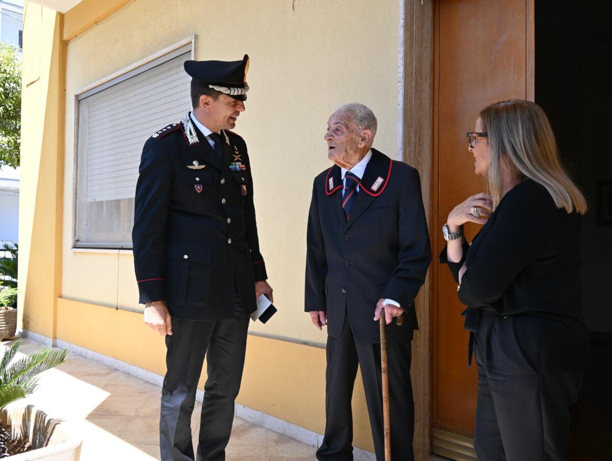 Galatina, l’Arma in festa per i 101 anni dell’appuntato Angelo Greco: «Una vita in prima linea» Galatina, l’Arma in festa per i 101 anni dell’appuntato Angelo Greco: «Una vita in prima linea»