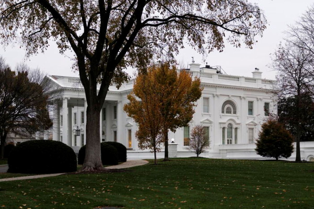 Galleria foto 'Spari a Washington, il Secret Service ferma un uomo vicino alla Casa Bianca: Trump era nella East Room' - foto 1