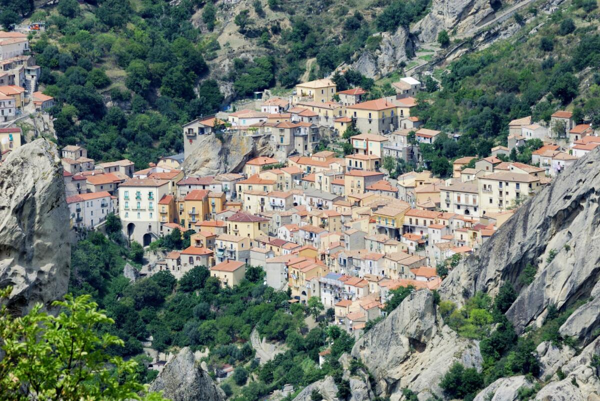Fuoriporta – Le Dolomiti Lucane raccontano storie di un Sud verticale Fuoriporta – Le Dolomiti Lucane raccontano storie di un Sud verticale