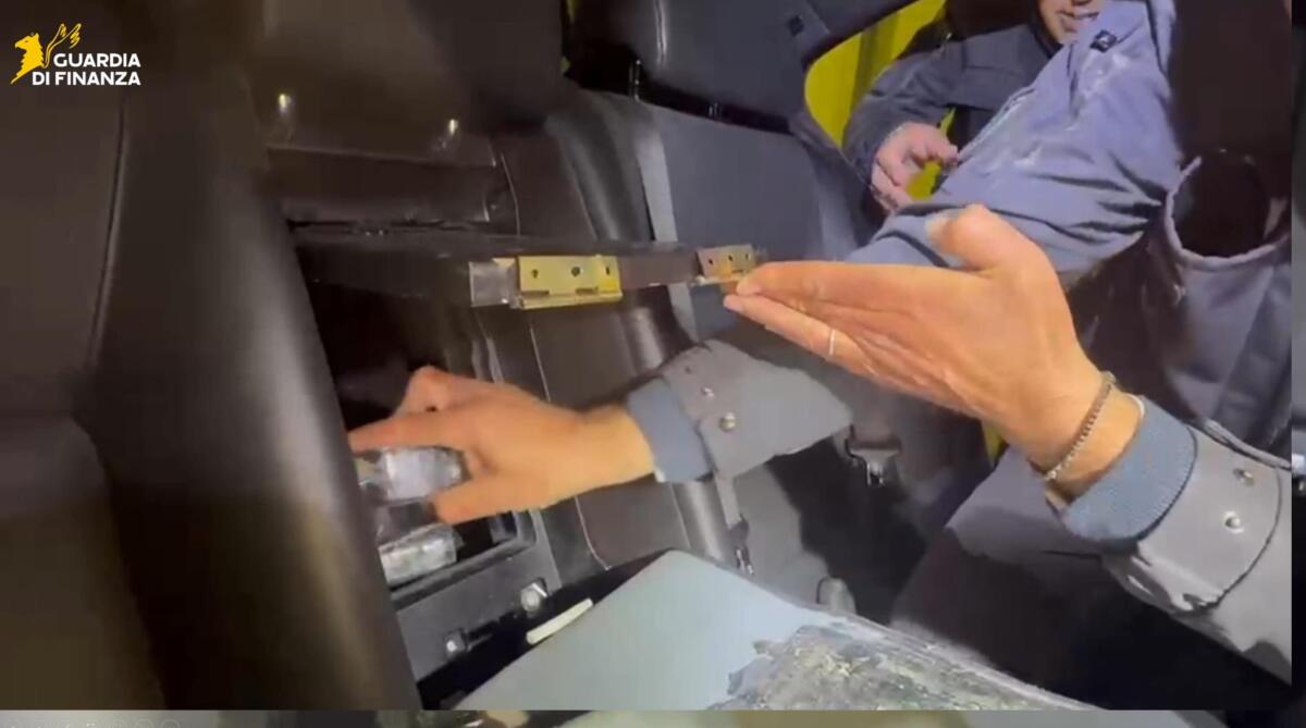 Pronti a salpare da Bari per la Grecia con 30 chili di cocaina, due arresti al porto Pronti a salpare da Bari per la Grecia con 30 chili di cocaina, due arresti al porto