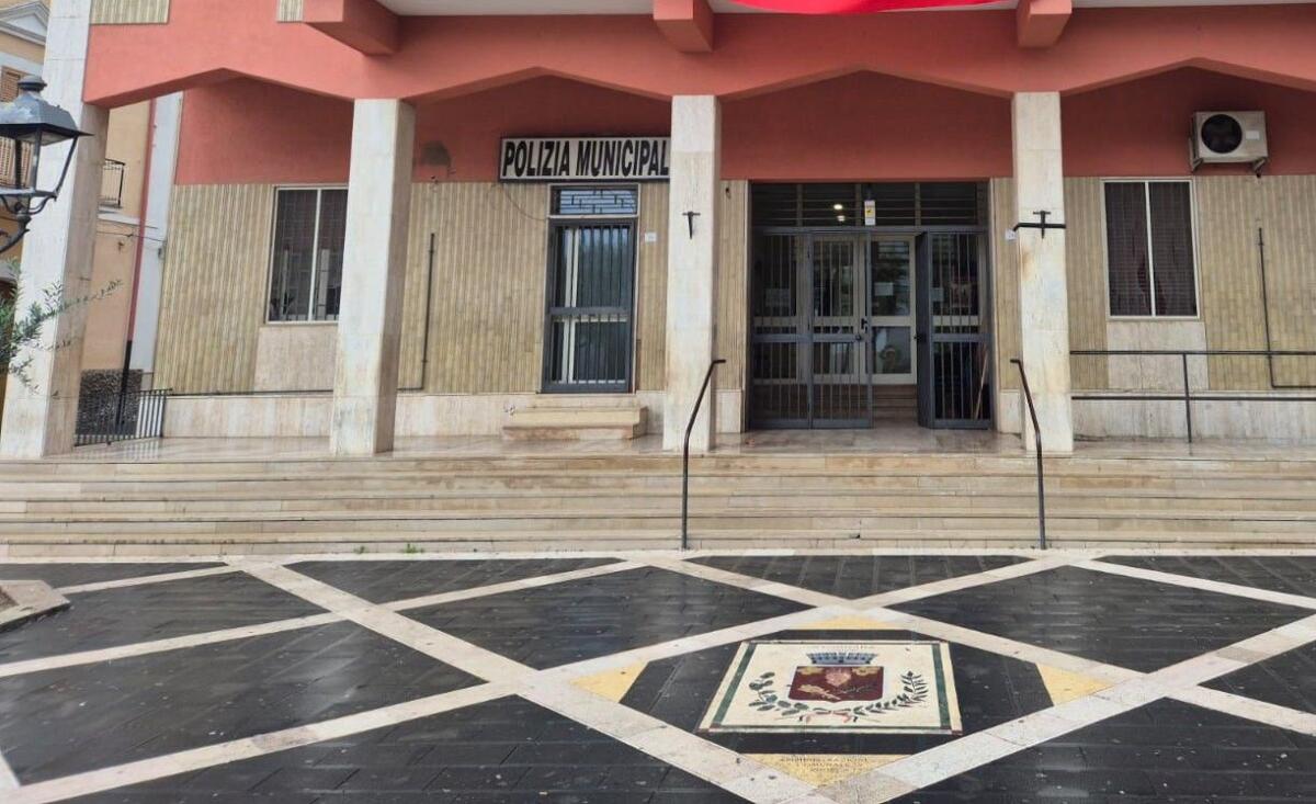 Galleria foto 'Stornara, furto d’auto e corsa a folle velocità davanti a una scuola: «Poteva essere una strage»' - foto 1