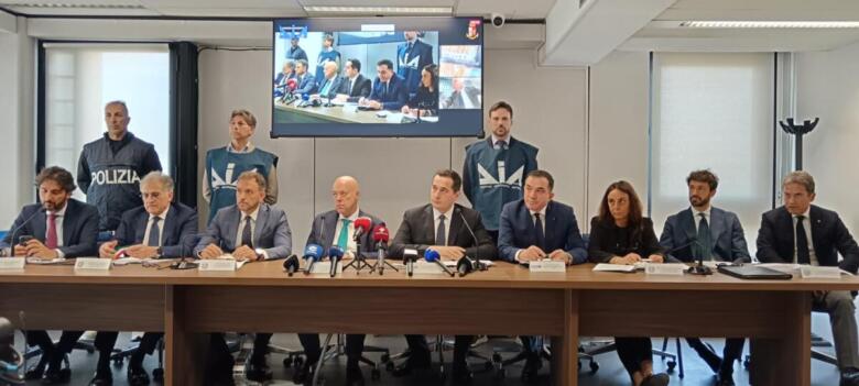 conferenza arresti diviesti
