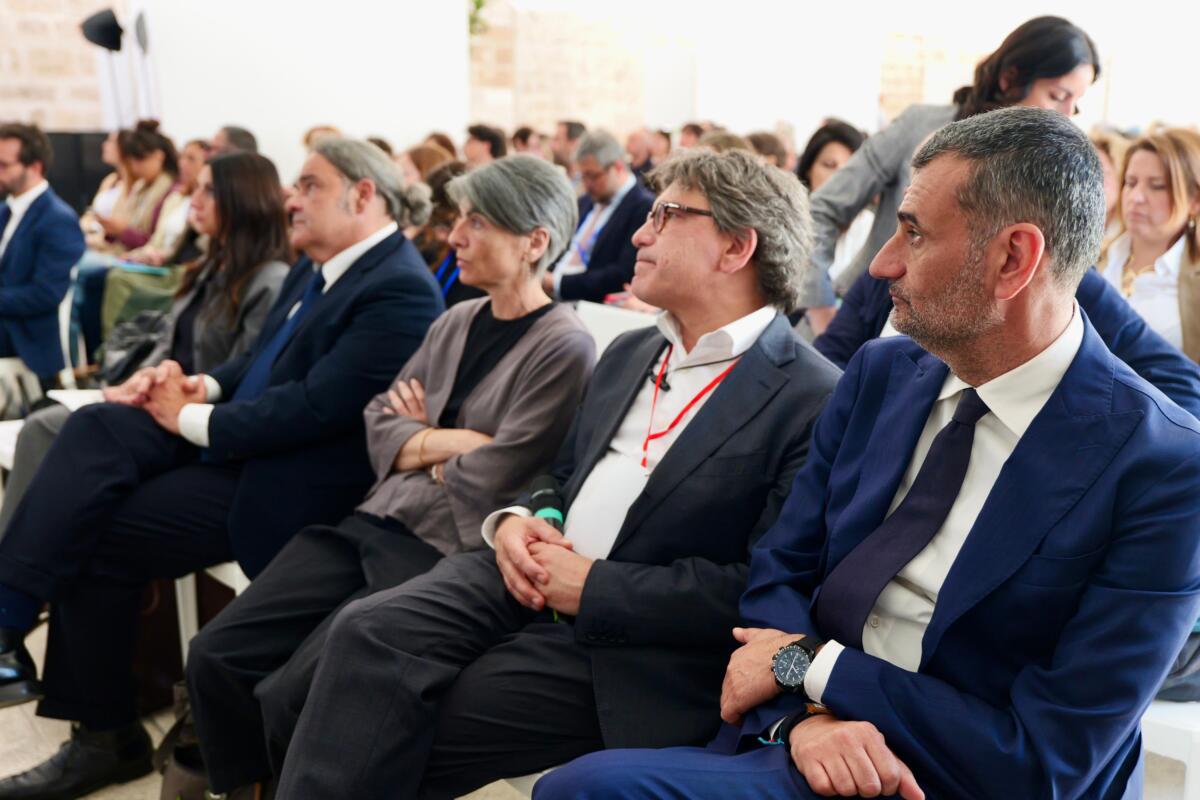 Politiche migratorie, la Puglia lancia il nuovo Piano regionale e ricorda Sako: «Uniti contro il clima d’odio»