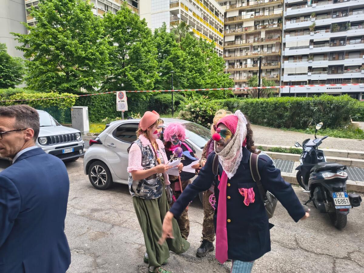 Galleria foto 'Vannacci inaugura il comitato di Futuro nazionale a Bari, all’esterno ragazzi vestiti da clown lo contestano' - foto 6