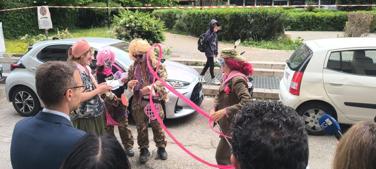 Galleria foto 'Vannacci inaugura il comitato di Futuro nazionale a Bari, all’esterno ragazzi vestiti da clown lo contestano' - foto 2