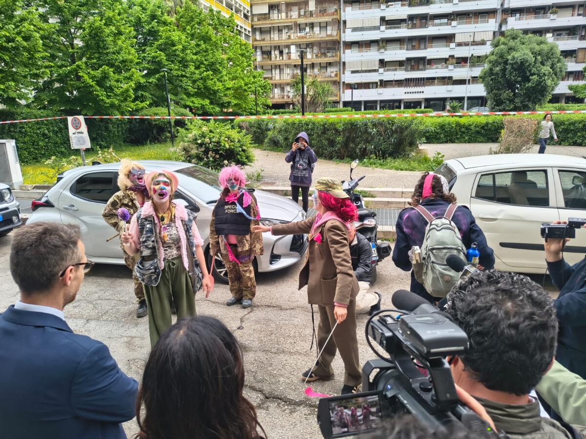 Galleria foto 'Vannacci inaugura il comitato di Futuro nazionale a Bari, all’esterno ragazzi vestiti da clown lo contestano' - foto 4