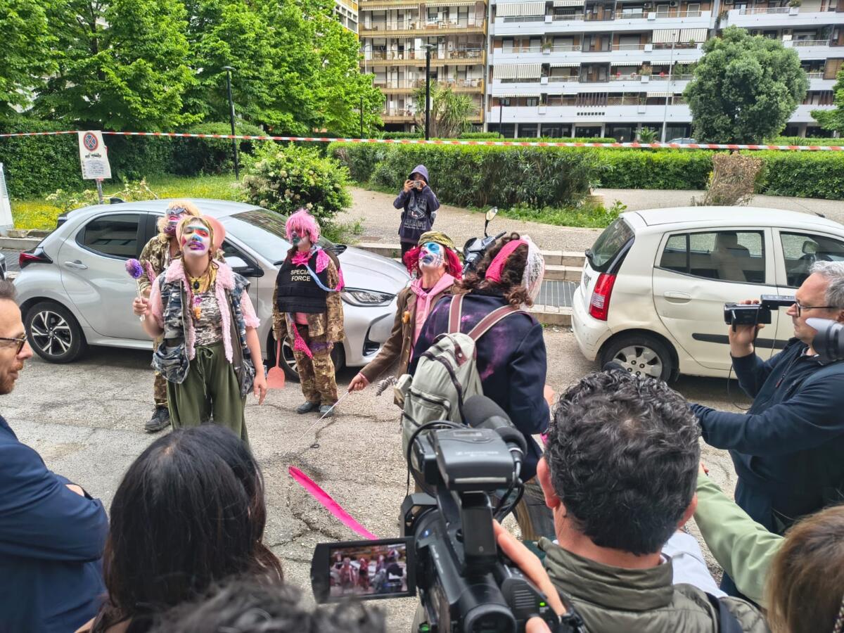 Galleria foto 'Vannacci inaugura il comitato di Futuro nazionale a Bari, all’esterno ragazzi vestiti da clown lo contestano' - foto 1