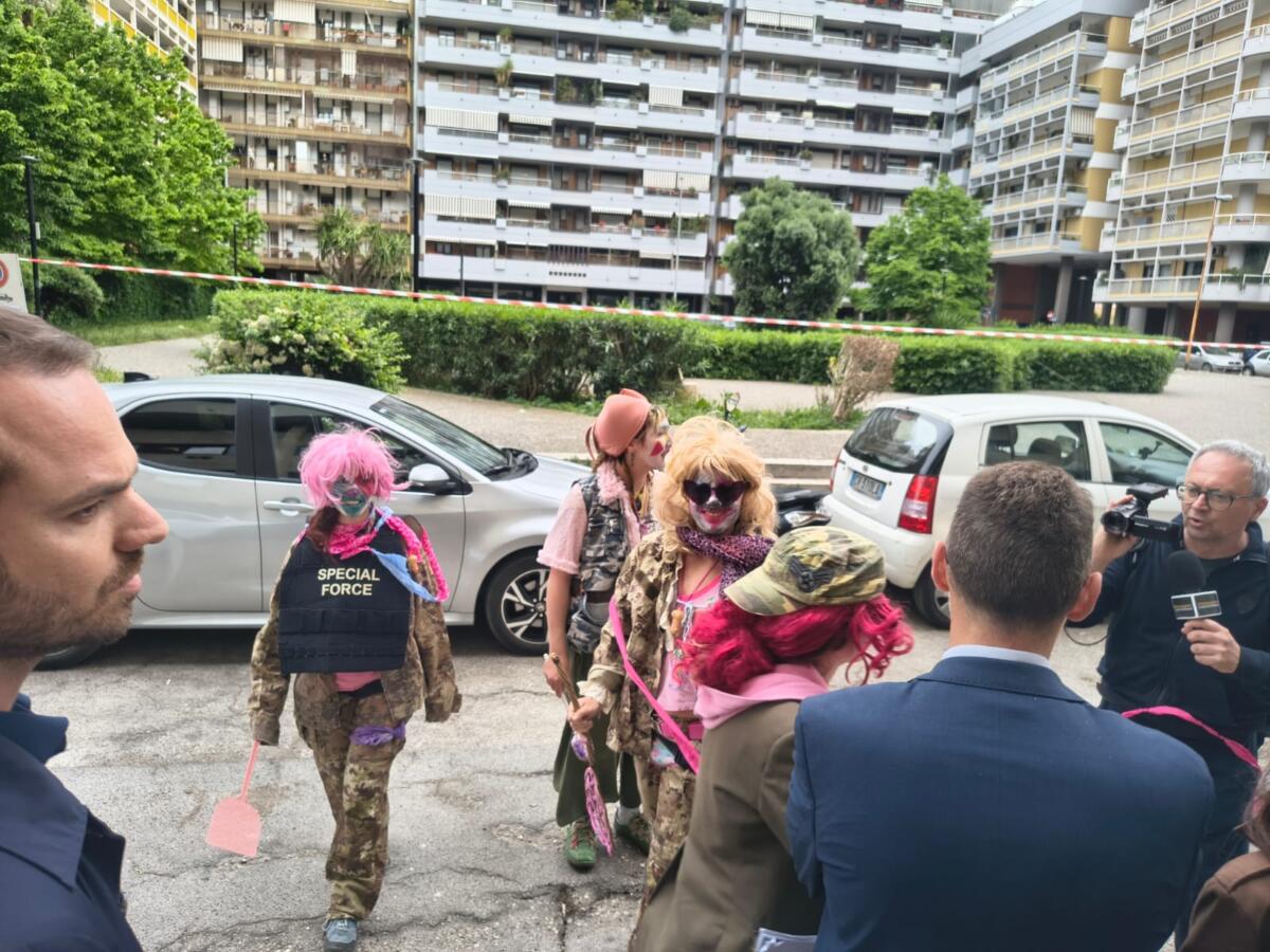 Galleria foto 'Vannacci inaugura il comitato di Futuro nazionale a Bari, all’esterno ragazzi vestiti da clown lo contestano' - foto 3