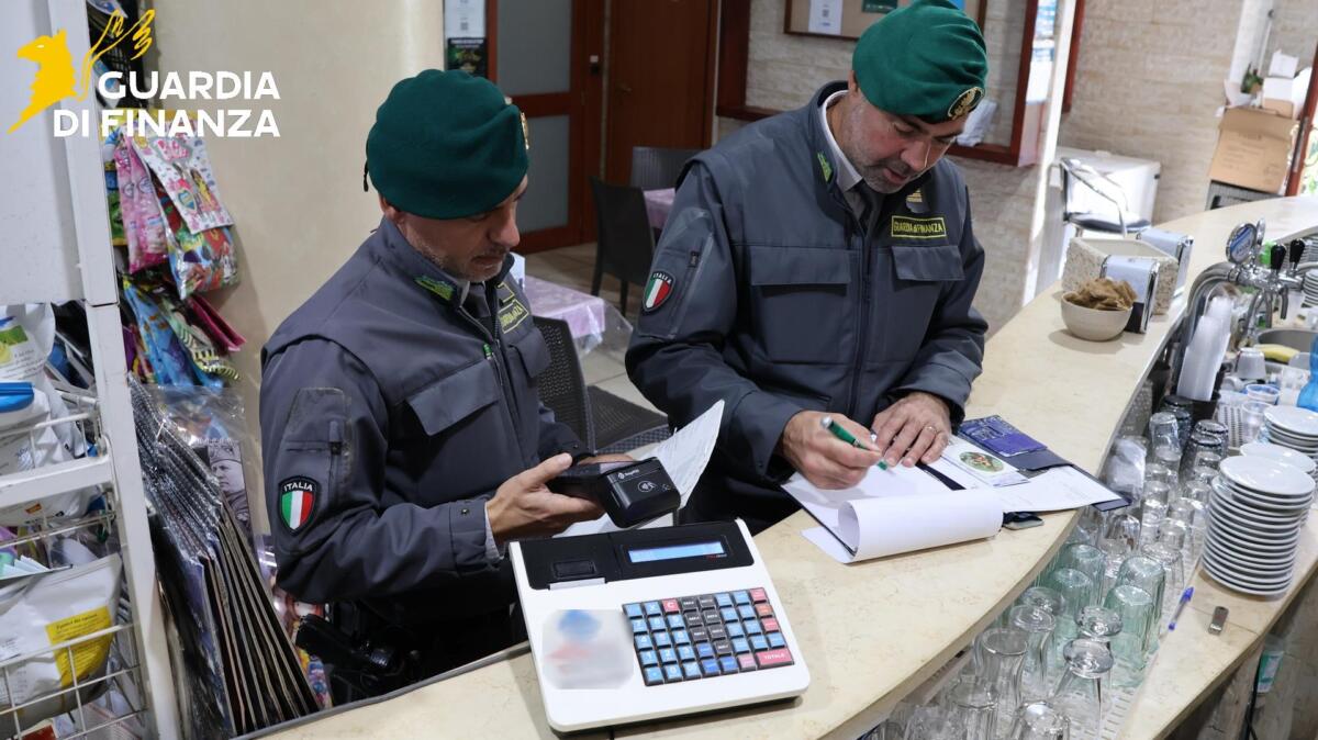 Lavoratori in nero in bar, ristoranti e tabaccherie del Tarantino: nei guai i titolari di sette attività Lavoratori in nero in bar, ristoranti e tabaccherie del Tarantino: nei guai i titolari di sette attività