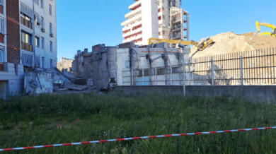 Napoli, paura a Scampia: crolla parzialmente la Vela Rossa, nessun ferito. Sfollate 49 persone