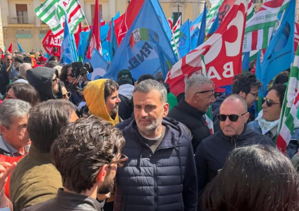Galleria foto 'Primo Maggio a Santeramo, la piazza si stringe attorno agli operai Natuzzi. Decaro: «Il Governo fermi le delocalizzazioni»' - foto 1