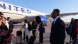 United Airlines atterra in Puglia, arrivato a Bari il primo volo diretto da New York: Decaro accoglie i passeggeri – VIDEO