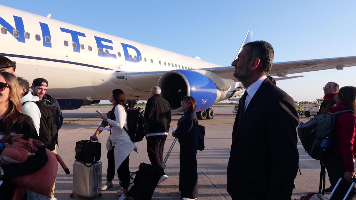 Galleria foto 'United Airlines atterra in Puglia, arrivato a Bari il primo volo diretto da New York: Decaro accoglie i passeggeri – VIDEO' - foto 5