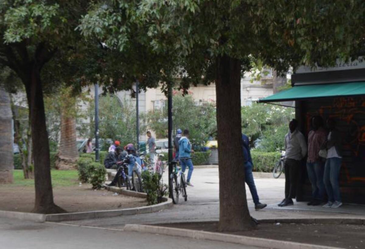 Galleria foto 'Bari, bottigliate a pochi metri dai bambini in piazza Umberto. La denuncia social: «Ostaggi del degrado»' - foto 1