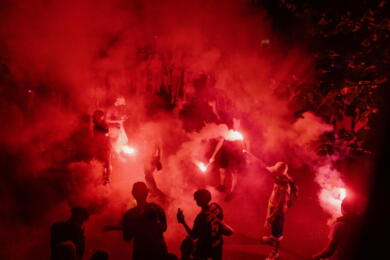Notte di guerriglia a Parigi per festeggiare il Psg campione d’Europa: un morto a 219 feriti