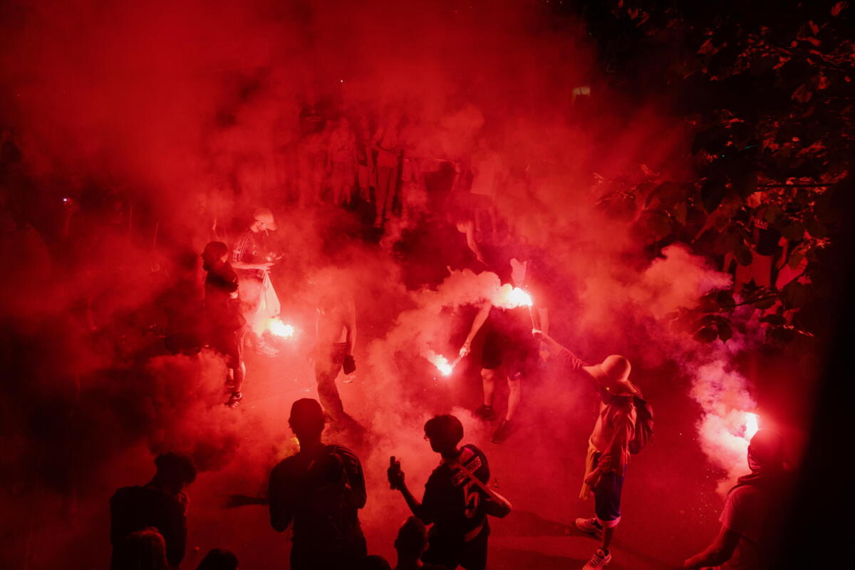 Notte di guerriglia a Parigi per festeggiare il Psg campione d’Europa: un morto a 219 feriti Notte di guerriglia a Parigi per festeggiare il Psg campione d’Europa: un morto a 219 feriti