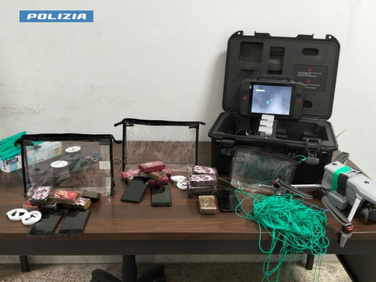 Lecce, intercettato un drone diretto in carcere: trasportava droga e smartphone, due arresti Lecce, intercettato un drone diretto in carcere: trasportava droga e smartphone, due arresti