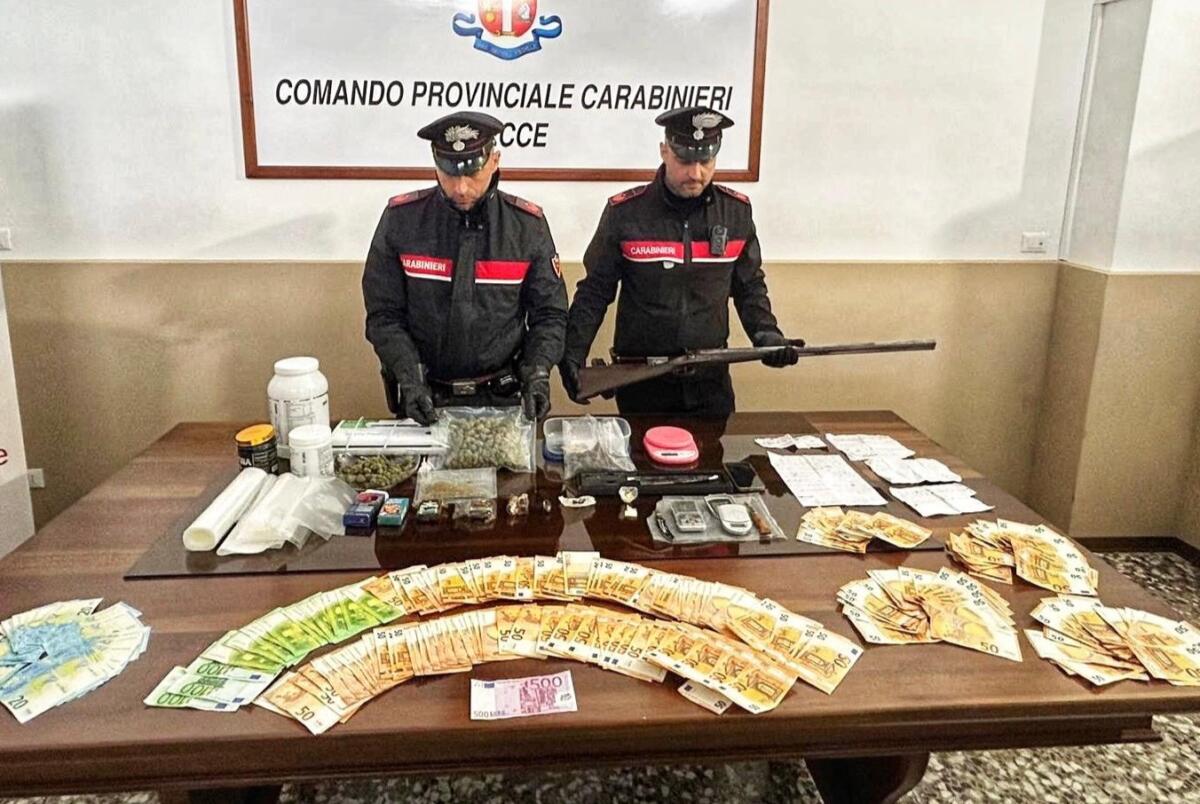Galleria foto 'Lecce, garage trasformato in bazar della droga: arrestato 25enne, trovati anche 10mila euro e un fucile' - foto 1