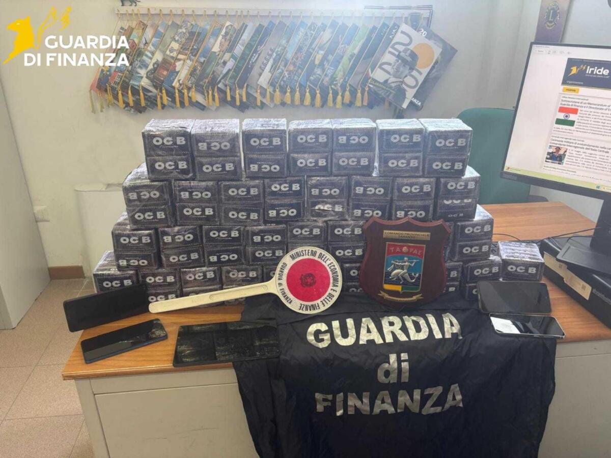 Taranto, nell’armadio della camera da letto nasconde 35 chili di hashish: arrestato un 36enne Taranto, nell’armadio della camera da letto nasconde 35 chili di hashish: arrestato un 36enne