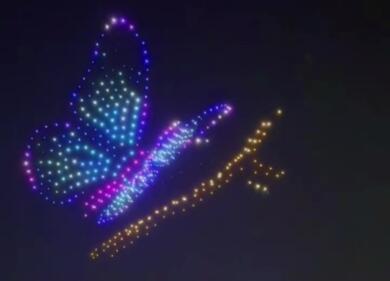 Magia nei cieli di Bari, mille droni colorano il “San Nicola” sulle note della musica classica – VIDEO