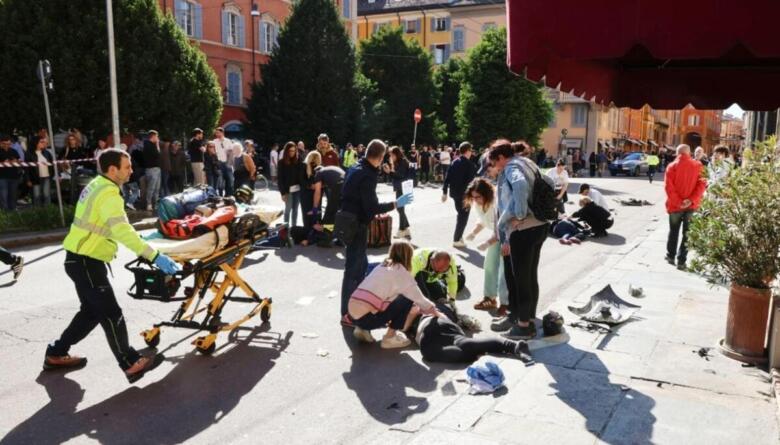 auto sulla folla modena