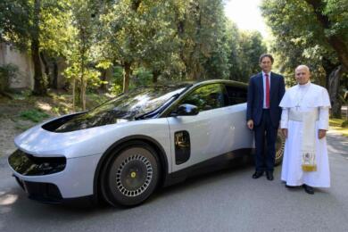 Ferrari spiazza con l’e-car Luce, il titolo va giù. Montezemolo: «Tolgano il Cavallino»