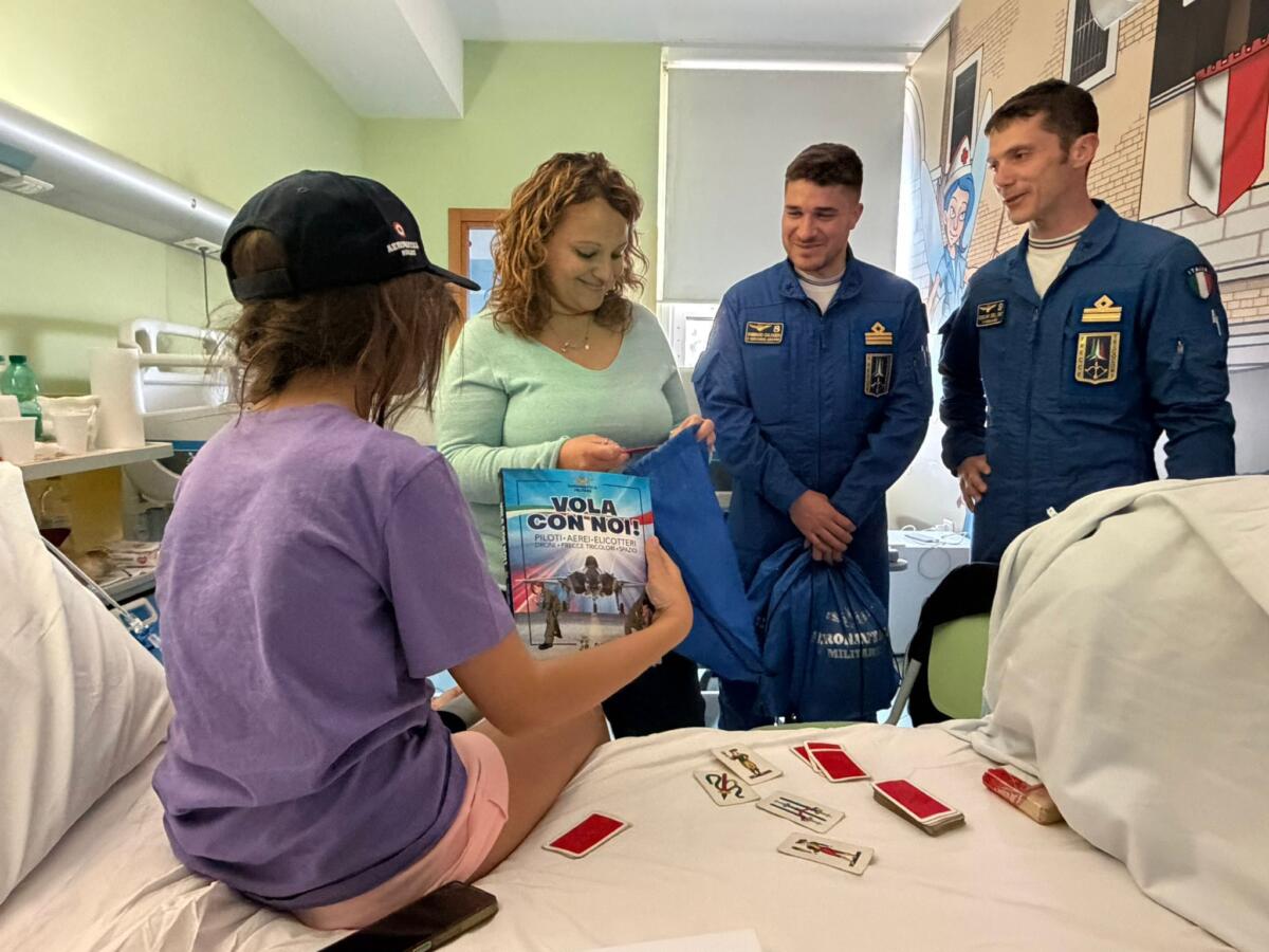 Galleria foto 'Bari, sorpresa per i piccoli pazienti del pediatrico: in corsia ci sono i piloti delle Frecce Tricolori – VIDEO' - foto 1