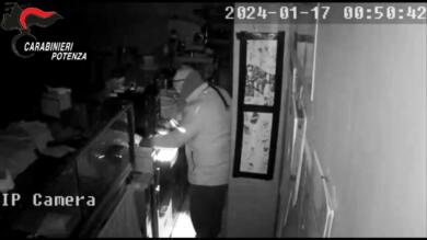 Furti in 34 tabaccherie tra Basilicata, Puglia, Lazio e Campania: arrestati i ladri “itineranti” – VIDEO