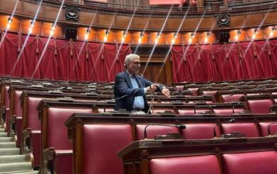 Vigilanza Rai, il deputato di Italia Viva Giachetti si incatena in Aula: «Qui finché non si sblocca» – VIDEO