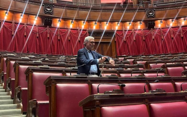 giachetti si incatena alla camera