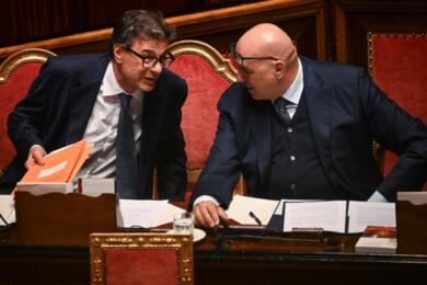 Tensione nel governo sul Safe, Crosetto in pressing su Giorgetti: la Difesa resta una priorità