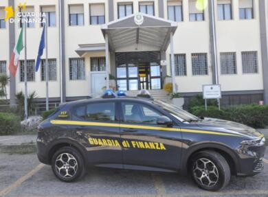 Ostuni, un’officina abusiva in pieno centro: multati anche i proprietari delle auto in riparazione