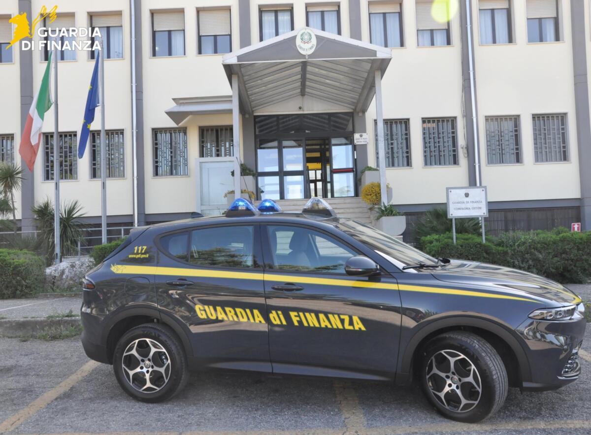 Ostuni, un’officina abusiva in pieno centro: multati anche i proprietari delle auto in riparazione Ostuni, un’officina abusiva in pieno centro: multati anche i proprietari delle auto in riparazione