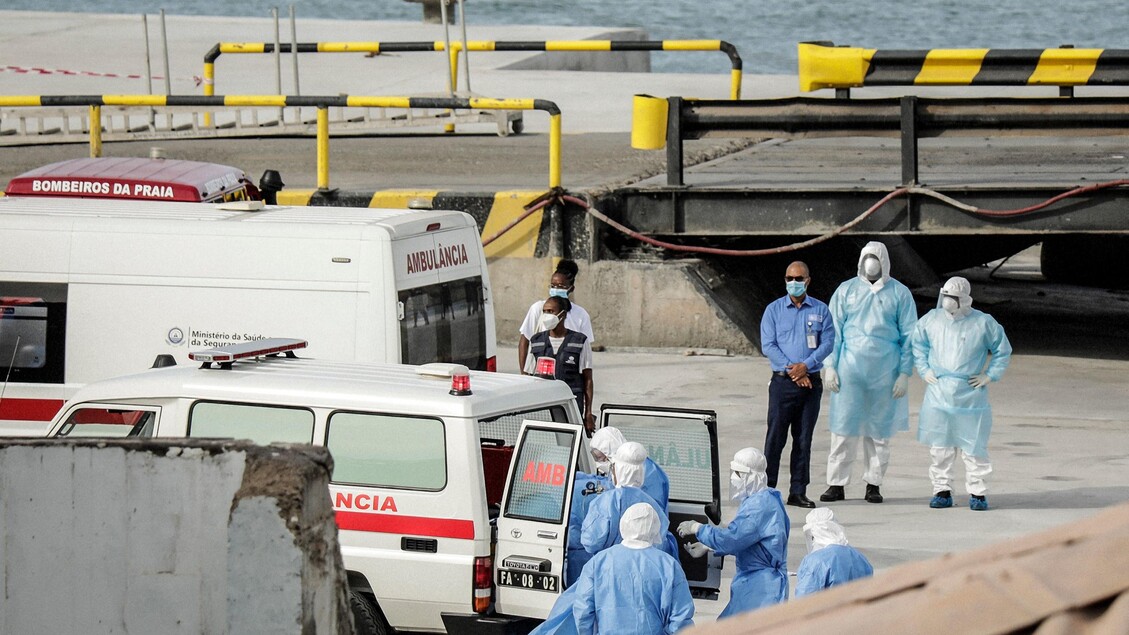 Galleria foto 'Hantavirus, l’Italia attiva la sorveglianza su 4 passeggeri. Un epidemiologo italiano a bordo della nave focolaio' - foto 1