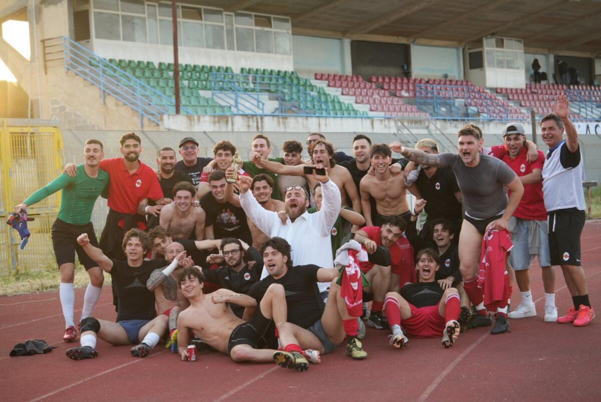 Galleria foto 'Calcio, c’è una Bari che sorride: l’Ideale vola in Promozione pugliese. La “squadra del popolo” fa la storia' - foto 1