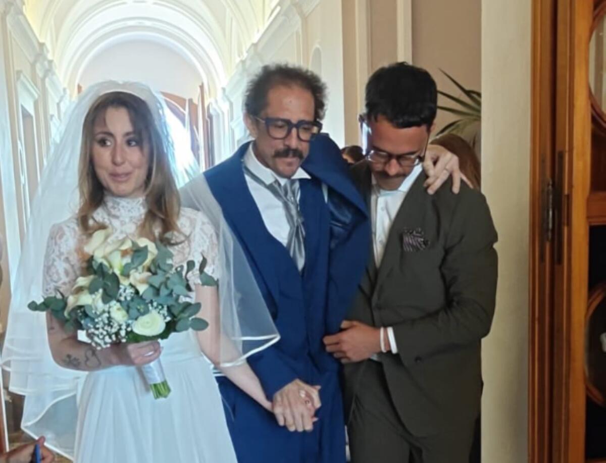 Igor Protti commuove il web: il leggendario bomber del Bari vince il dolore e accompagna la figlia all’altare Igor Protti commuove il web: il leggendario bomber del Bari vince il dolore e accompagna la figlia all’altare
