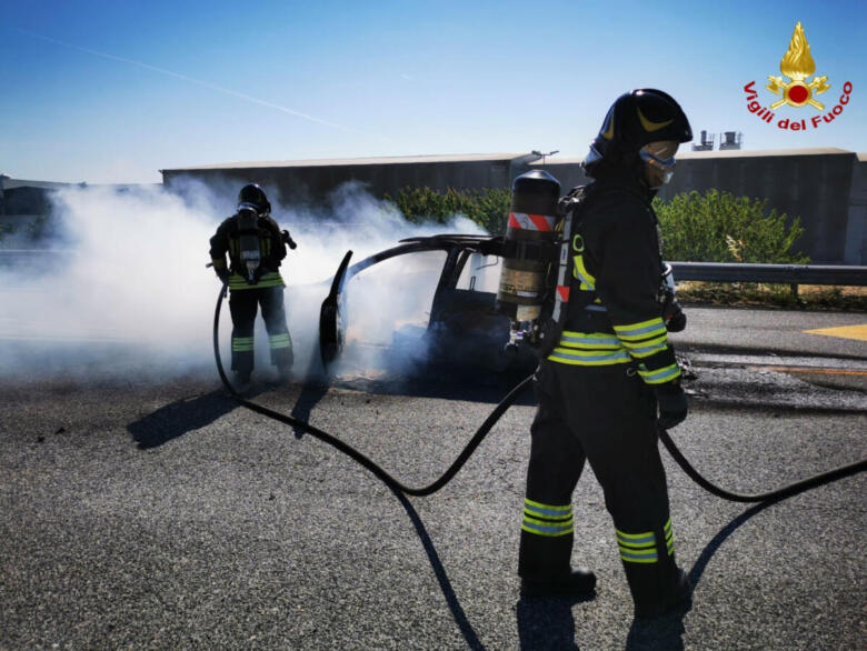 incendio auto acquaviva delle fonti