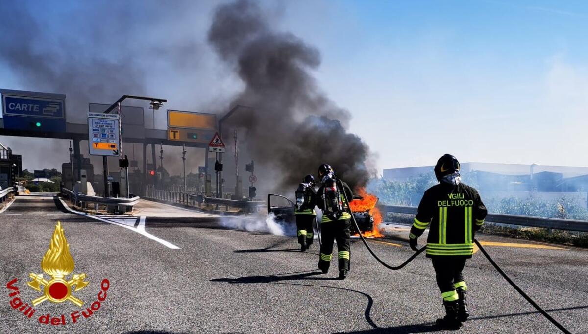Acquaviva delle Fonti, auto in fiamme vicino a una cartiera: intervengono i vigili del fuoco Acquaviva delle Fonti, auto in fiamme vicino a una cartiera: intervengono i vigili del fuoco