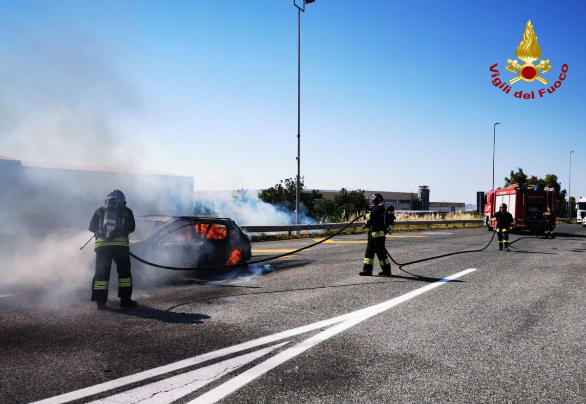 Acquaviva delle Fonti, auto in fiamme vicino a una cartiera: intervengono i vigili del fuoco Acquaviva delle Fonti, auto in fiamme vicino a una cartiera: intervengono i vigili del fuoco
