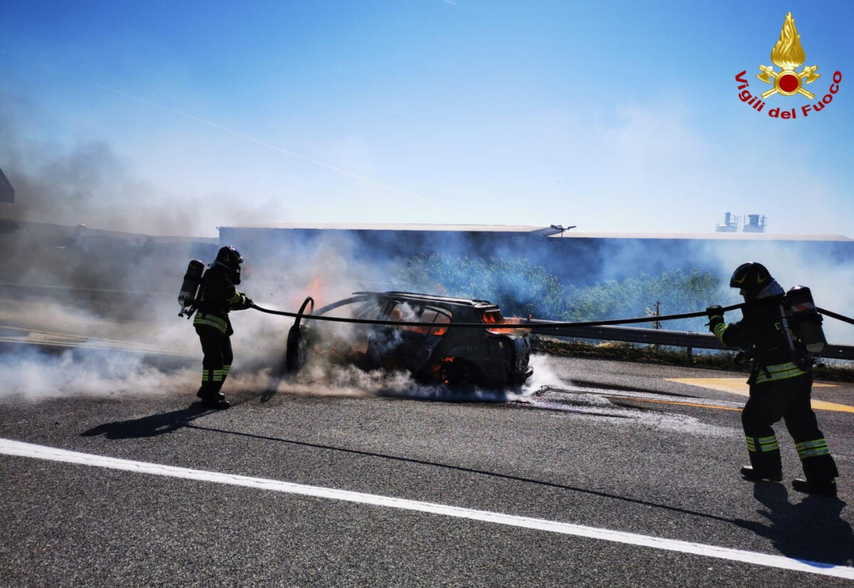 Acquaviva delle Fonti, auto in fiamme vicino a una cartiera: intervengono i vigili del fuoco Acquaviva delle Fonti, auto in fiamme vicino a una cartiera: intervengono i vigili del fuoco