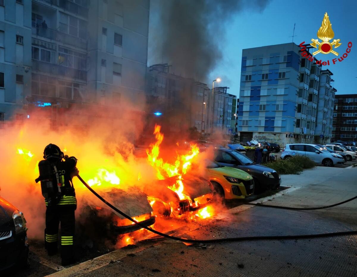 Galleria foto 'Notte di fuoco nel Barese, in fiamme un furgone a Valenzano e tre auto nel quartiere Japigia – FOTO' - foto 3