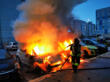 Notte di fuoco nel Barese, in fiamme un furgone a Valenzano e tre auto nel quartiere Japigia – FOTO