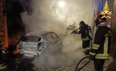 Fiamme nel Salento, due auto distrutte in altrettanti incendi: intervengono i vigili del fuoco