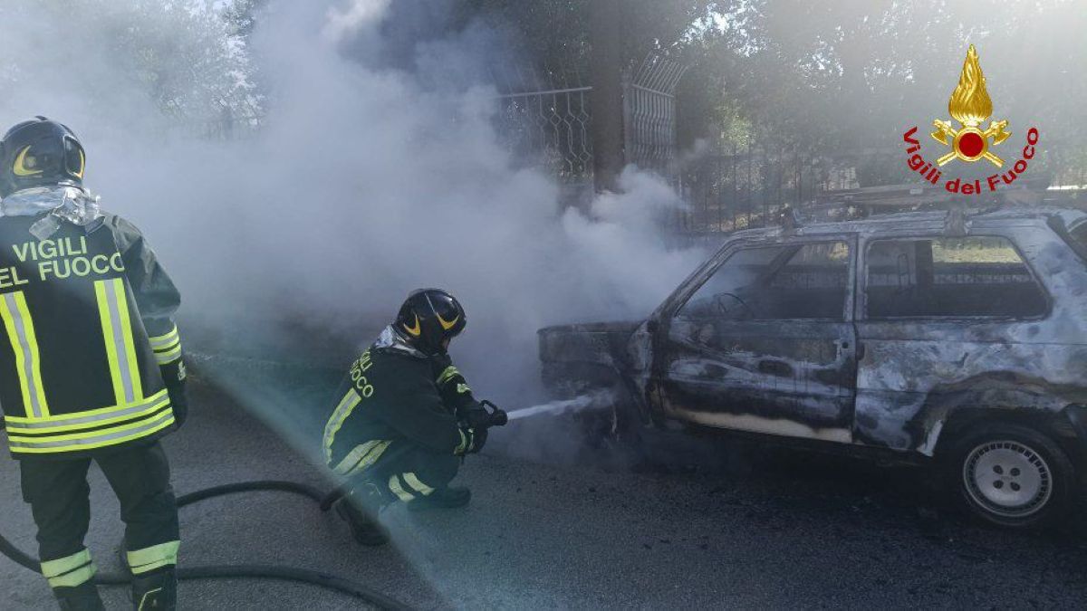 Villa Castelli, auto in marcia avvolta dalle fiamme: paura per il conducente. Intervengono i vigili del fuoco Villa Castelli, auto in marcia avvolta dalle fiamme: paura per il conducente. Intervengono i vigili del fuoco
