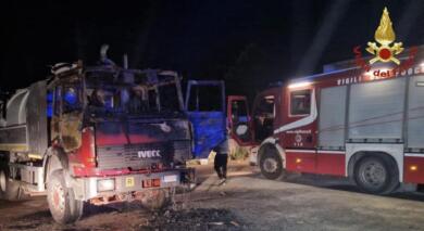 Veglie, autospurgo di un’azienda distrutto in un incendio: indagano i carabinieri